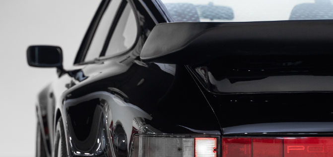 تفصيل طلاء بورشه – لمعة مرآوية ونقاء بصري فائق صورة قريبة لمؤخرة بورشه مع طلاء أسود لامع بعد عملية تفصيل خارجية احترافية